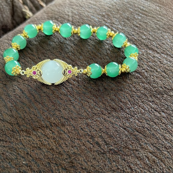 Beautiful Beautiful bracelet. Color white and gold. - Picture 4 of 5